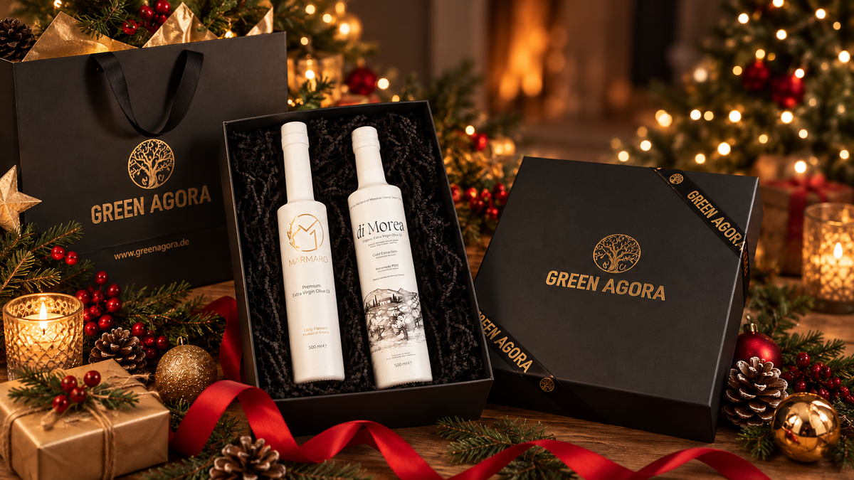 Green Agora Weihnachtsgeschenkbox mit Marmaro und Di Morea Premium Olivenöl in schwarzer Geschenkverpackung mit goldener Firmierung, festlicher Weihnachtsdekoration und warmem Licht.
