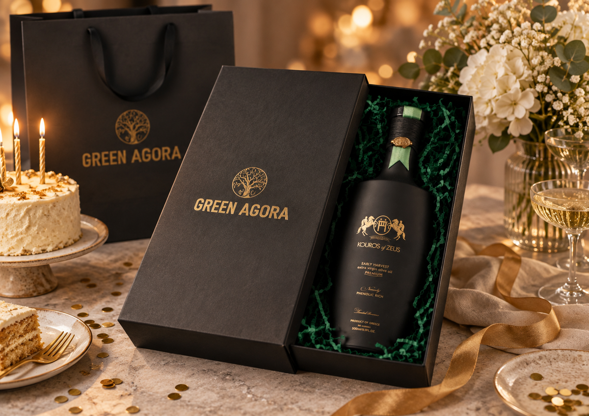 Green Agora Geburtstagsgeschenkbox mit Kouros of Zeus Premium Olivenöl, schwarzer Geschenkverpackung mit goldener Firmierung, Geburtstagstorte und eleganter festlicher Tischdekoration.