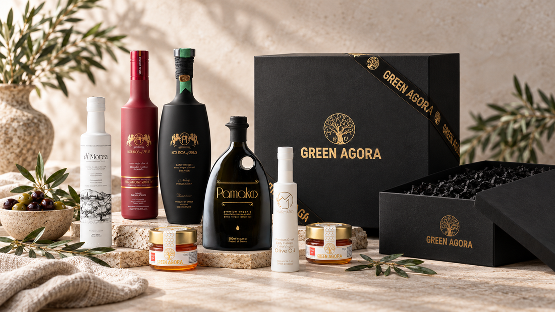 Hochwertiges Green Agora Blogbild mit schwarzer Geschenkbox, Premium Olivenölen, Feinkostgläsern und mediterranen Dekoelementen in eleganter Produktinszenierung.
