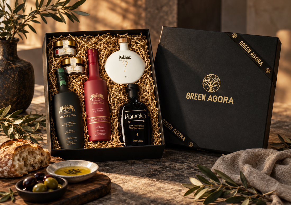 Hochwertiges Green Agora Geschenk für Männer mit Pathos, Pamako und Kouros of Zeus Premium Olivenölen in schwarzer GreenLife Geschenkbox mit goldener Firmierung, Brot, Oliven und mediterraner Präsentation.