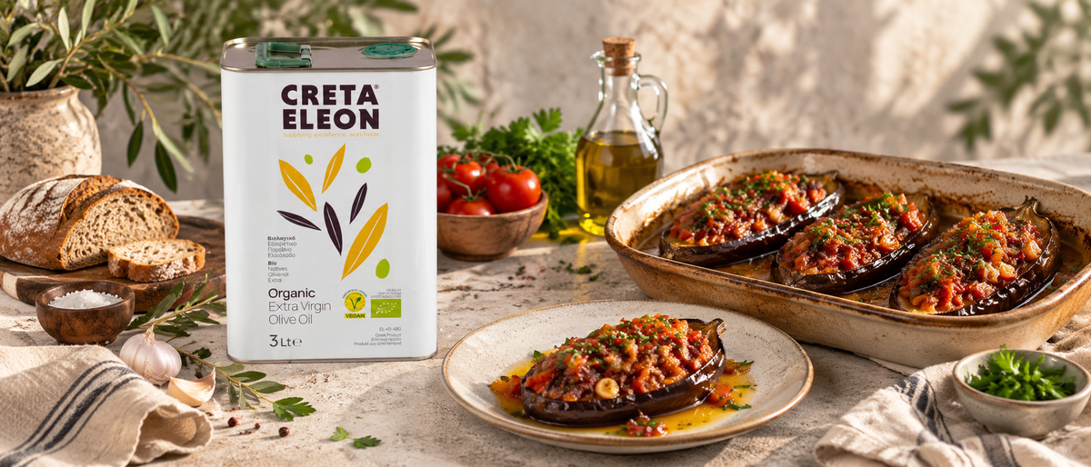 İmam Bayıldı mit gefüllten Auberginen, Tomaten, Zwiebeln, Knoblauch und Petersilie neben Creta Eleon Bio Olivenöl in mediterraner Green Agora Präsentation.