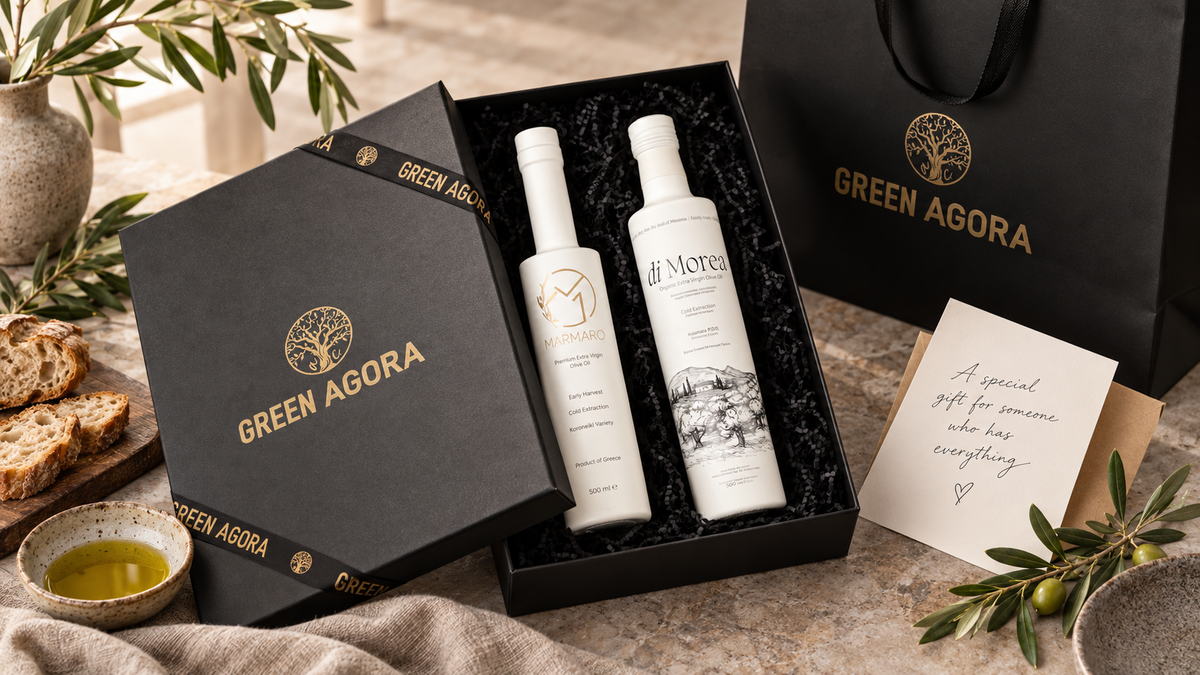 reen Agora Geschenkbox mit Marmaro und Di Morea Premium Olivenöl, schwarzer Geschenkverpackung mit goldener Firmierung, Olivenzweigen, Brot und mediterraner Präsentation.