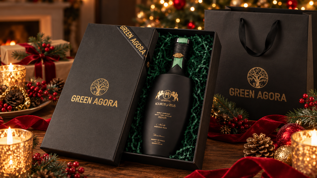 Green Agora Weihnachtsgeschenkbox mit Kouros of Zeus Premium Olivenöl in schwarzer Geschenkverpackung mit goldener Firmierung, festlicher Dekoration und Geschenkbeutel.