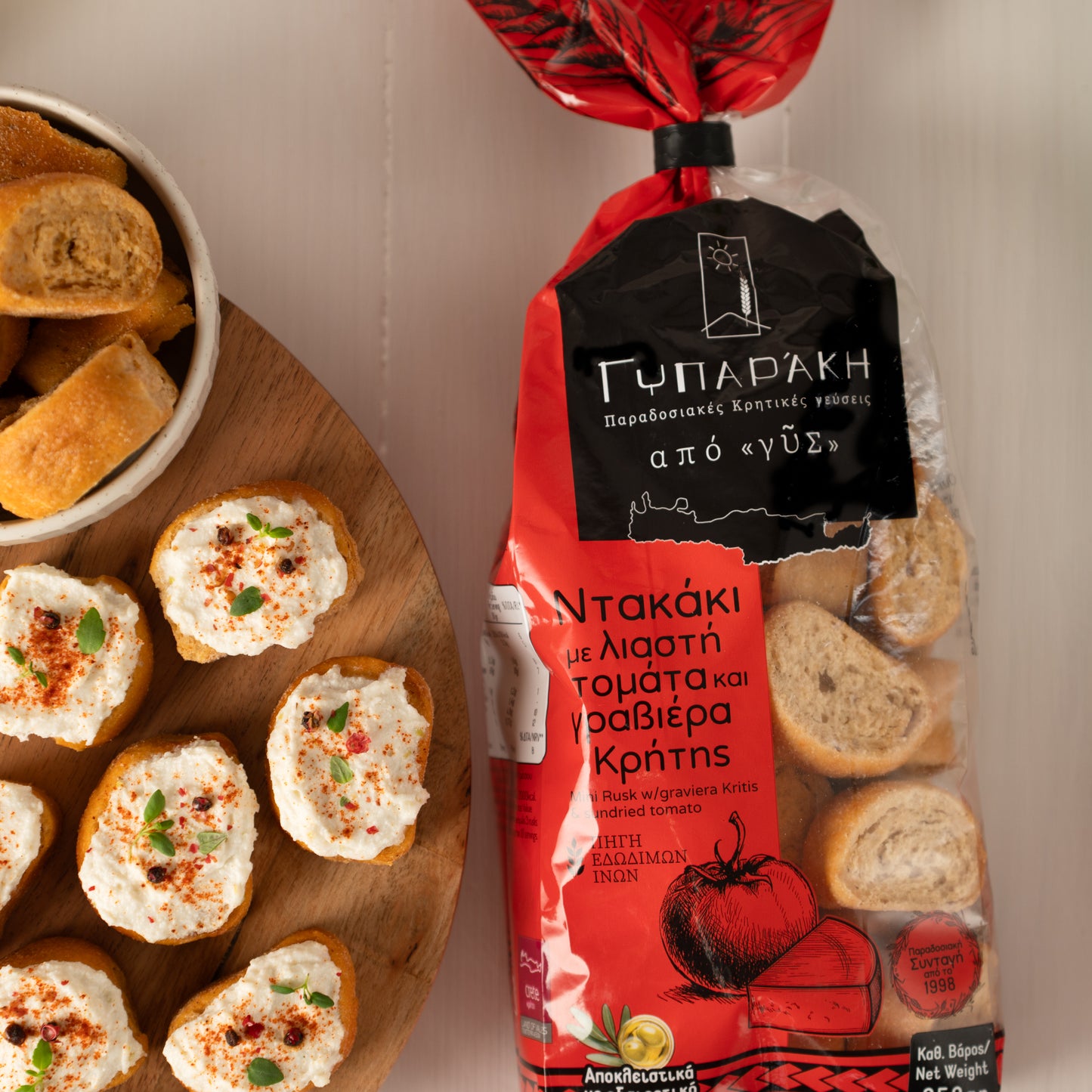 Dakaki Kretisches Brot mit Graviera, getr. Tomaten und Olivenöl 250gr. in Geschenktüte